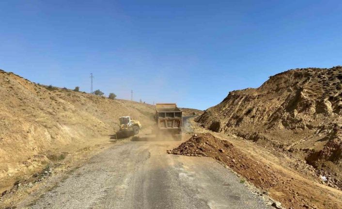 Köy yollarında genişletme çalışmaları sürüyor