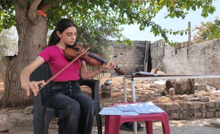 Köyde keman çalmayı öğrenen 14 yaşındaki kız güzel sanatlar lisesini kazandı