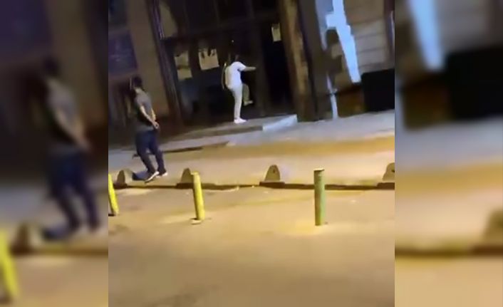 Küçükçekmece’de bir kadın caminin kapısını taşla kırıp, mahalleyi ayağa kaldırdı