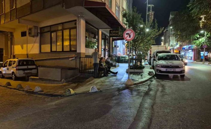 Küçükçekmece’de kız arkadaşıyla yürüyen gence silahlı saldırı kamerada