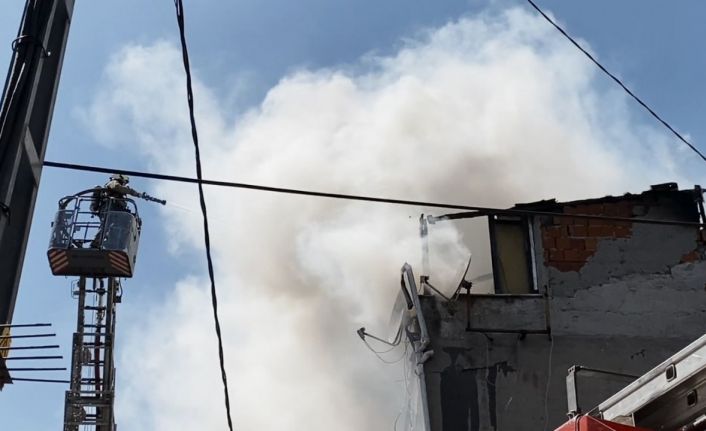 Küçükçekmece’de korkutan çatı yangını