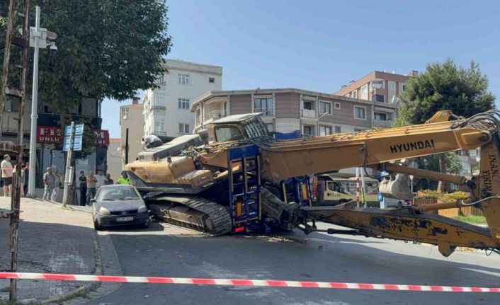 Küçükçekmece’de tırdan düşen iş makinesi araca çarptı