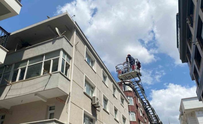 Küçükçekmece’de yıkımı yapılan binanın bir kısmı bir anda çöktü