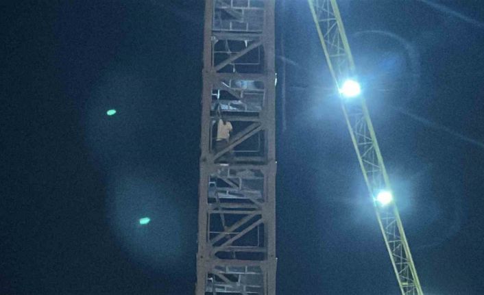 Kule vinçte intihara kalkışan şahsı, eşi ve yeğeni ikna etti