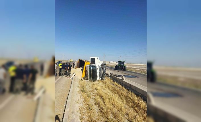 Kum yüklü kamyon refüje devrildi: 1 yaralı