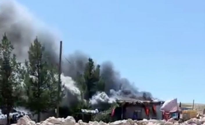 Kurtalan’da köy evinde yangın çıktı