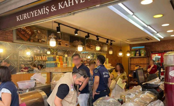 Kuru yemişçide kilolarca böceklenmiş ürün imha edildi