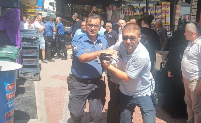 Kurusıkı silahla kuyumcu soymaya kalktı: Kuyumcu ve esnaftan meydan dayağı yedi