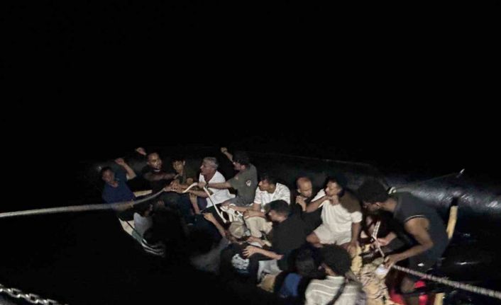 Kuşadası açıklarında 18 düzensiz göçmen yakalandı