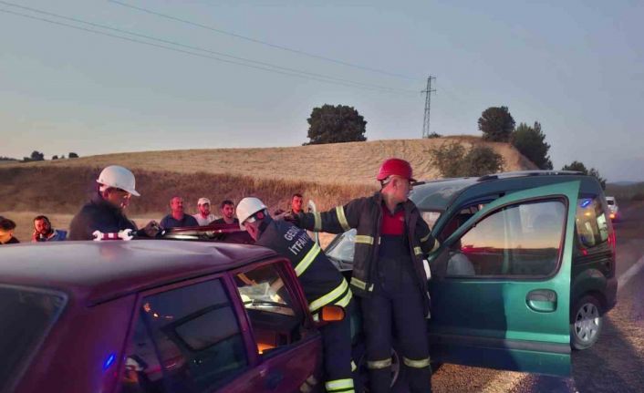 Kütahya’da 2 araç kafa kafaya çarpıştı: 2 ölü, 1 yaralı
