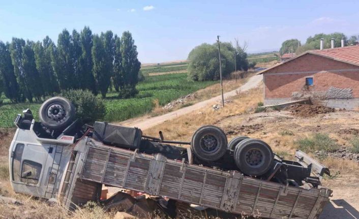 Kütahya’da inşaat malzemesi yüklü kamyon devrildi: 1 yaralı
