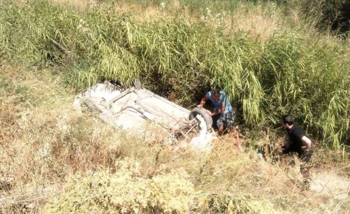 Kütahya’da otomobil su kanalına devrildi: 2 yaralı