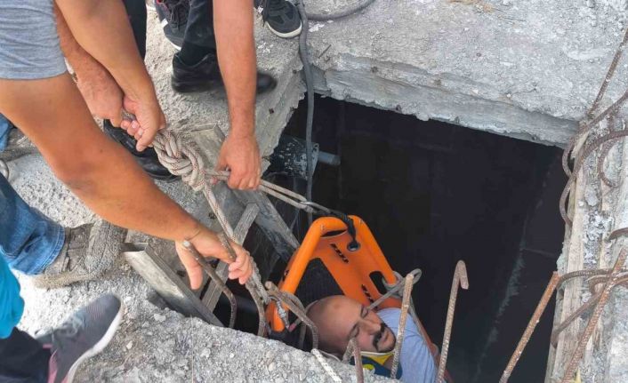 Kuyuda mahsur kalan yaralı çalışanı itfaiye ekipleri kurtardı