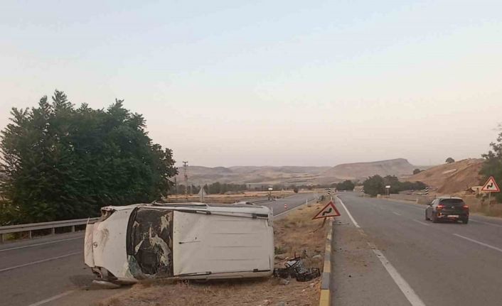 Lastiği patlayan otomobil takla attı: 2 yaralı