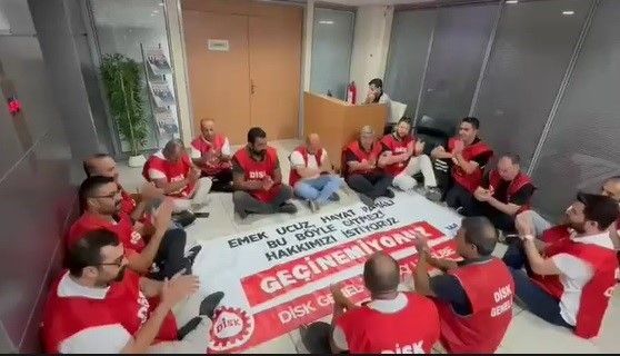 Maaşlarını alamayan işçiler, başkanın kapısına dayandı