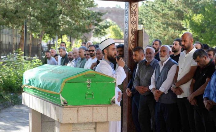 Maganda kurşunuyla hayatını kaybeden adam toprağa verildi