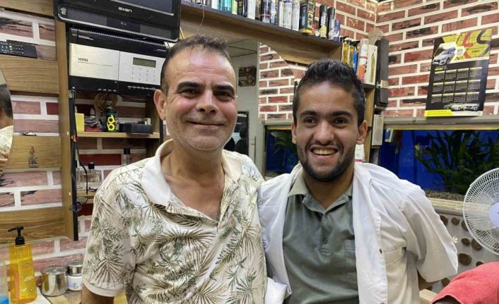 Mahalle berberi, 16 yıldır müşterisi olan zihinsel engelli Faruk’u evladı gibi sahiplendi