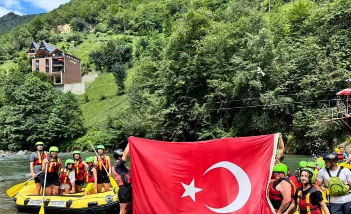 Mahalleli 30 Ağustos için kürek çekti