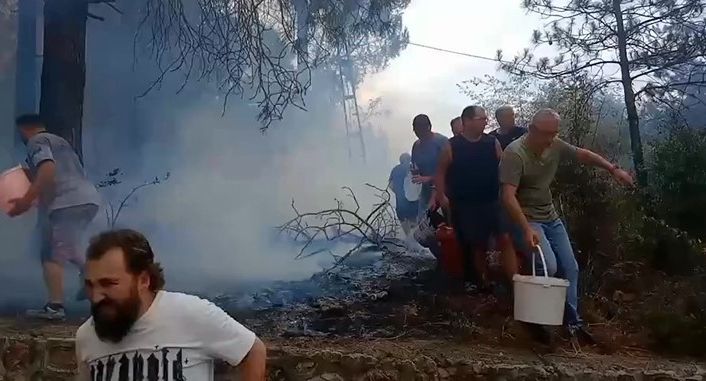 Mahalleli birlik oldu, orman yangınına kovalarla müdahale etti