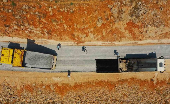 Malatya Büyükşehir Belediyesi’nin kırsaldaki yol mesaisi sürüyor