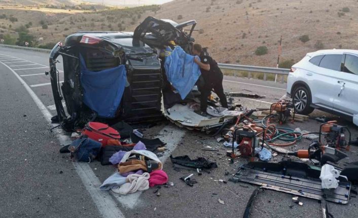 Malatya-Kayseri karayolu Akçadağ ilçesinde hafif ticari araç ile otomobilin kafa kafaya çarpışması sonucu ilk belirlemelere göre 4 kişi hayatını kaybetti, 2 kişi yaralandı.