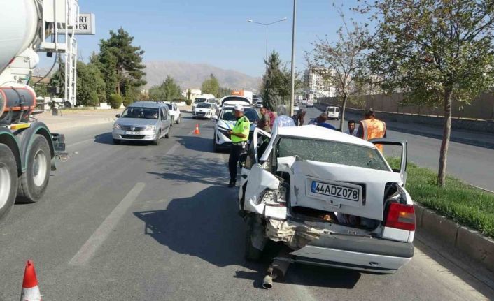Malatya’da 4 aracın karıştığı kaza trafiği felç etti