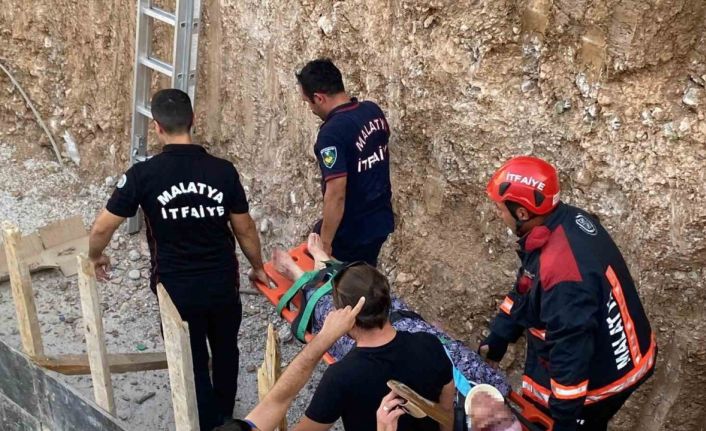 Malatya’da dengesini kaybederek inşaat alanına düşen şahıs kurtarıldı