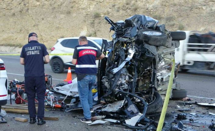 Malatya’da hafif ticari araç ile otomobil kafa kafaya çarpıştı: 4 ölü, 2 yaralı