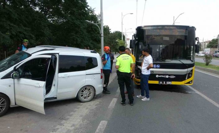 Malatya’da halk otobüsü ile hafif ticari araç çarpıştı