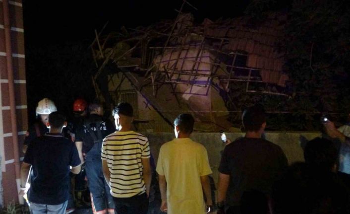 Malatya’da hasarlı evin çatısı çöktü