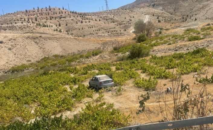 Malatya’da kontrolden çıkan araç üzüm bağına uçtu: 2 yaralı