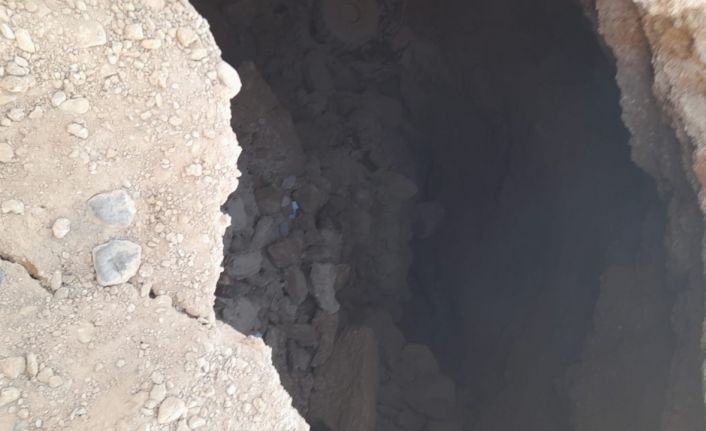 Malatya’da yoldaki çukura düşen iş makinesinin operatörü yaralandı