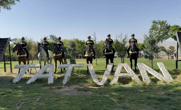 Malazgirt etkinlikleri öncesi atlı polislerden Tatvan’da devriye