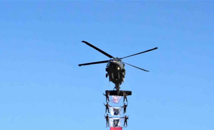 Malazgirt Zaferi’nin 954. yıl dönümünde jandarma helikopterlerinden nefes kesen gösteri
