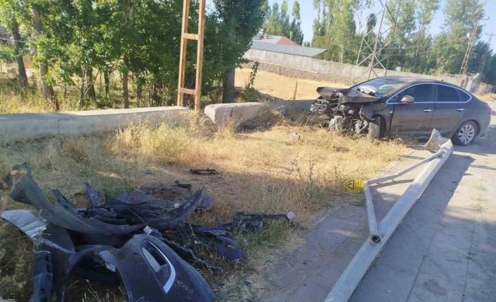 Malazgirt’te otomobil direğe çarptı: 1 yaralı