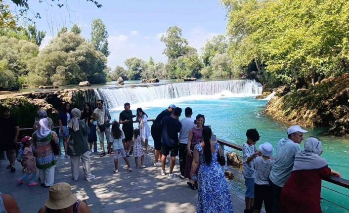 Manavgat Şelalesi’nde düşen su seviyesi ziyaretçileri şaşkına çevirdi