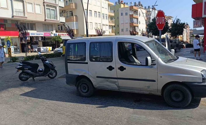 Manavgat’ta motosiklet ile hafif ticari araç çarpıştı: 1 yaralı
