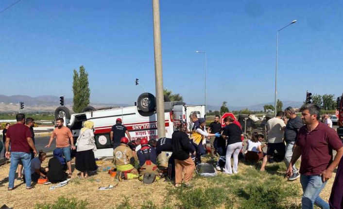 Manisa’da ambulans otomobille çarpıştı: 2’si ağır 7 yaralı
