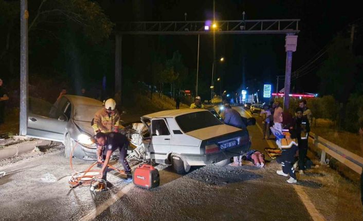 Manisa’da iki otomobil kafa kafaya çarpıştı: 7 yaralı