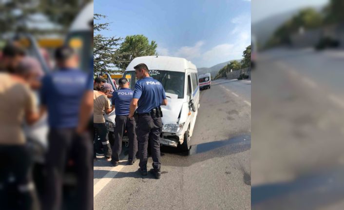 Manisa’da işçi servisi ağaca çarptı: 8 yaralı