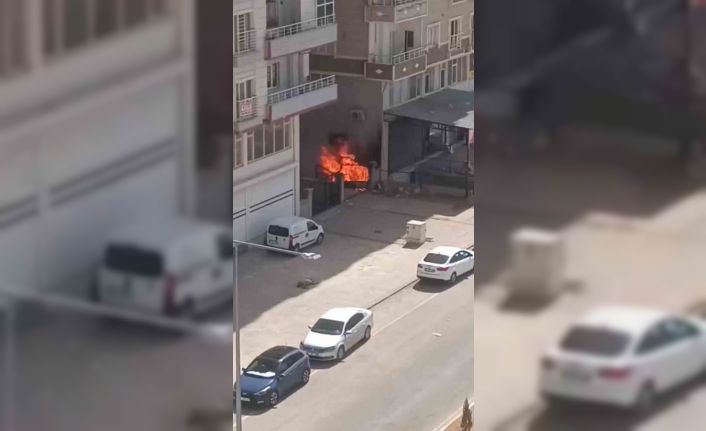 Mardin’de apartman girişinde çıkan yangın söndürüldü
