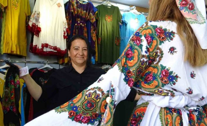 Mardin’de yöresel kıyafetler turistlerin ilgi odağı oldu