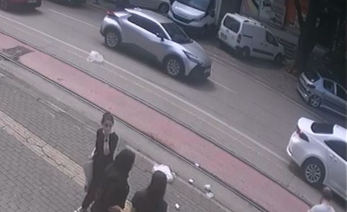 Market alışverişinden çıktı, hastanelik oldu: Kaza anı kamerada