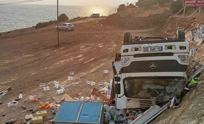 Market kamyonu şarampole devrildi: Yaralanan olmadı