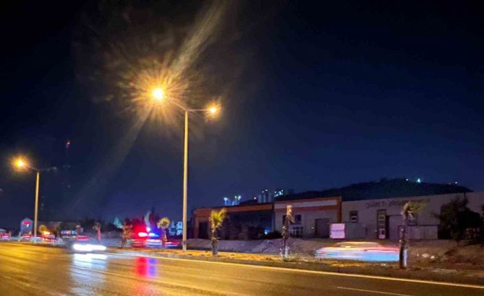 Markete gitmek isteyen anne ve kızına otomobil çarptı: Anne öldü, kızı ağır yaralandı