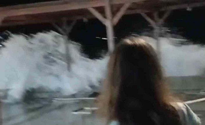 Marmara Denizi’nde poyraz dev dalgalar oliuşturdu