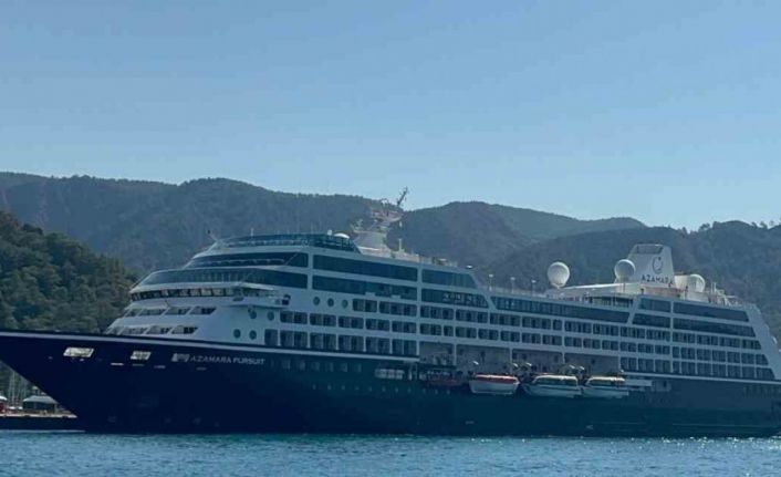 Marmaris’e iki dev yolcu gemisi geldi