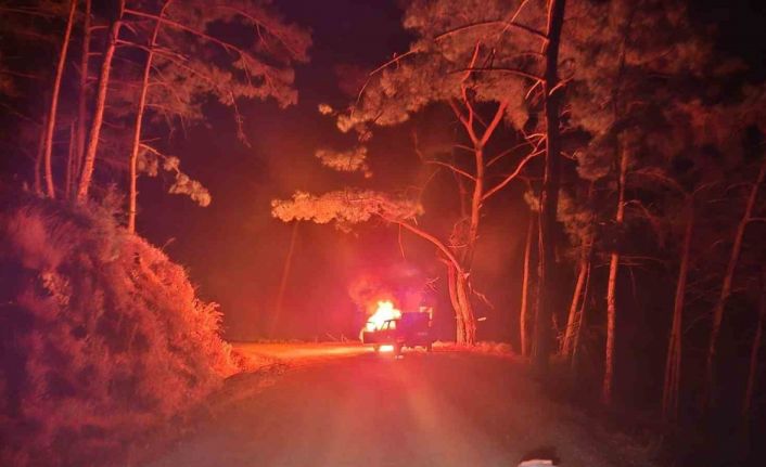 Marmaris’te araç yangını ormana sıçramadan söndürüldü