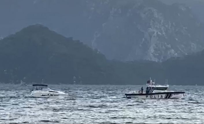 Marmaris’te denizde arızalanan teknedeki vatandaşlar polis botu ile kurtarıldı
