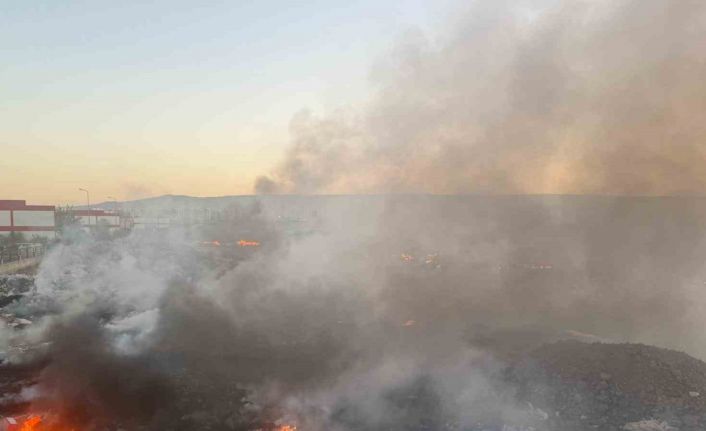 Mega Sanayi Sitesi çöplüğünde yangın